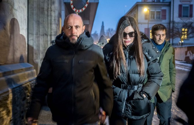 Der Barbetreiber (links) bleibt in U-Haft.<span class='image-autor'>Foto: AFP/FABRICE COFFRINI</span>