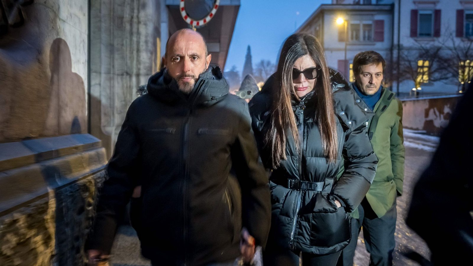 Der Barbetreiber (links) bleibt in U-Haft.Foto: AFP/FABRICE COFFRINI