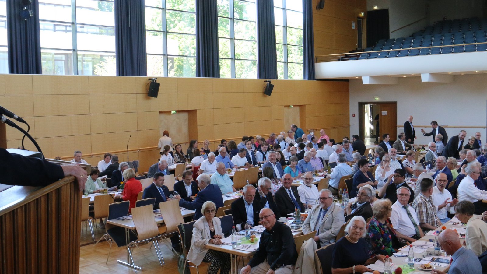 Der Kreisvorsitzende Rainer Wieland begrüßte die Gäste des Parteitags des CDU-Kreisverbands in der Vaihinger Stadthalle.  Fotos: Rücker
