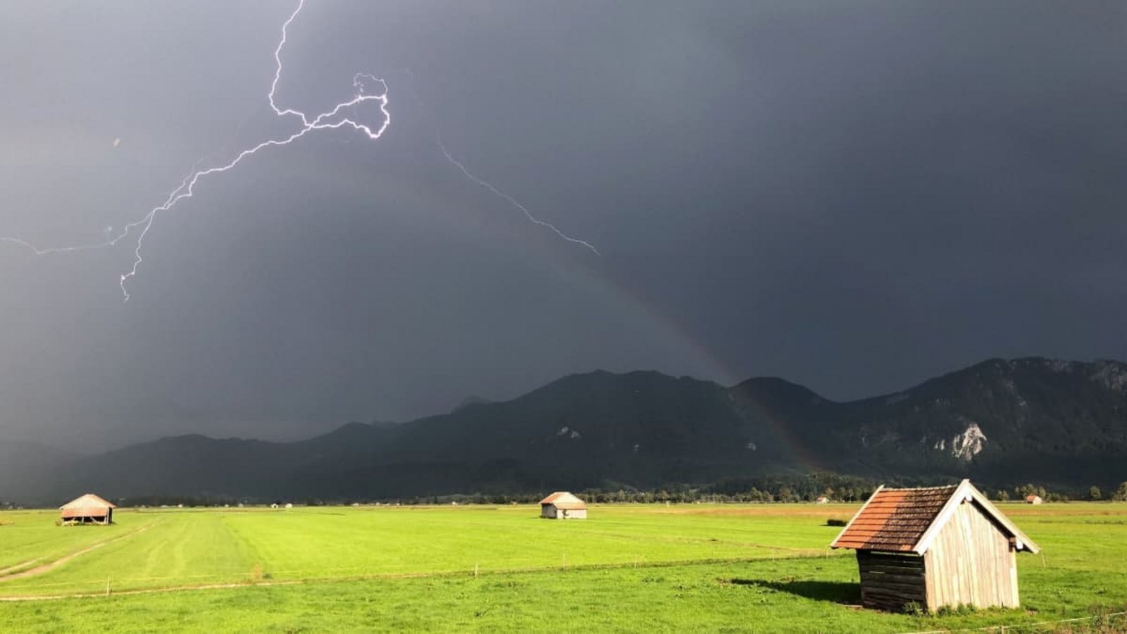 Im einen Moment scheint die Sonne, im nächsten schlägt der Blitz ein. Das Wetter auf dem Berg kann sich in Minuten ändern. (Symbolfoto)Valentin Gensch/dpa-tmn/dpa Im einen Moment scheint die Sonne, im nächsten schlägt der Blitz ein. Das Wetter auf dem Berg kann sich in Minuten ändern. (Symbolfoto)Valentin Gensch/dpa-tmn/dpa