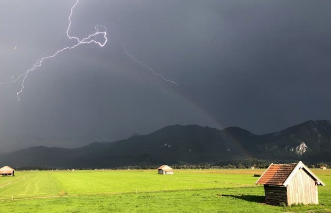 Im einen Moment scheint die Sonne, im nächsten schlägt der Blitz ein. Das Wetter auf dem Berg kann sich in Minuten ändern. (Symbolfoto)<span class='image-autor'>Valentin Gensch/dpa-tmn/dpa</span>