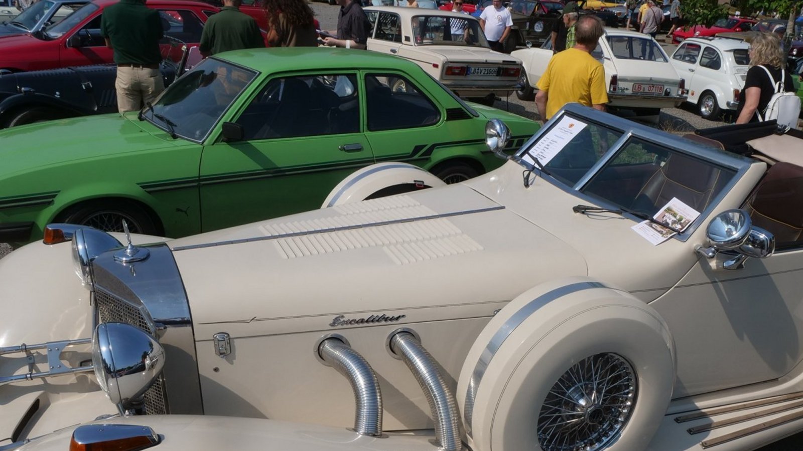 Der cremefarbene Excalibur Roadster, ein US-amerikanischer Luxuswagen im Look der 1930er Jahre, ist ein Publikumsmagnet. Der cremefarbene Excalibur Roadster, ein US-amerikanischer Luxuswagen im Look der 1930er Jahre, ist ein Publikumsmagnet.