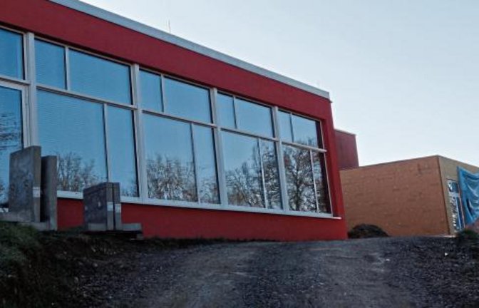 In den Anbau der Nussdorfer Schule (rechts im Bild) ziehen die Hortkinder um. Foto: Rücker