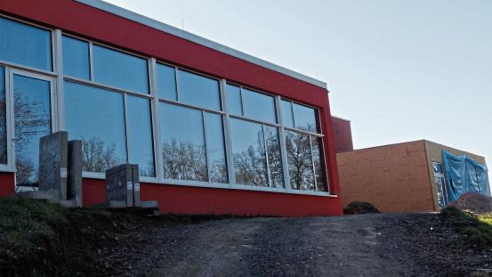 In den Anbau der Nussdorfer Schule (rechts im Bild) ziehen die Hortkinder um. Foto: Rücker In den Anbau der Nussdorfer Schule (rechts im Bild) ziehen die Hortkinder um. Foto: Rücker