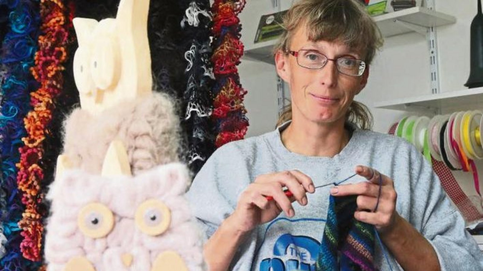 Zeitvertreib auf dem Vaihinger Krämermarkt: Silke Schmid häkelt den Bezug für ein Duftkissen, während sie bei regnerischem Wetter auf Kundschaft wartet. Foto: Küppers
