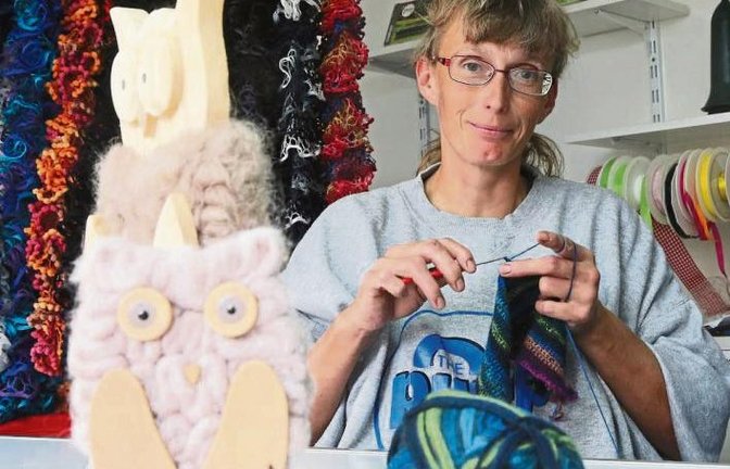 Zeitvertreib auf dem Vaihinger Krämermarkt: Silke Schmid häkelt den Bezug für ein Duftkissen, während sie bei regnerischem Wetter auf Kundschaft wartet. Foto: Küppers