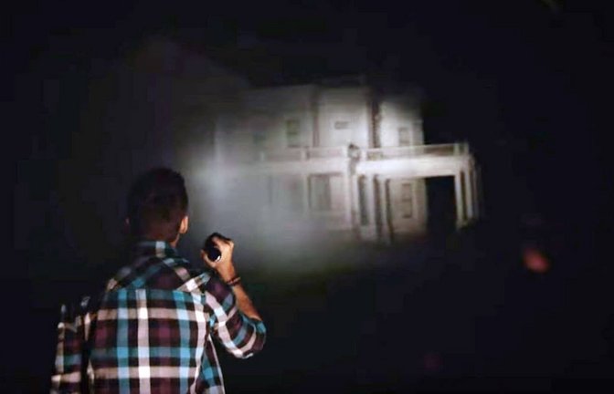 Für Anhänger des Paranormalen können unheimliche Empfindungen in alten Gebäuden ein Hinweis auf umherirrende Geister sein. Doch eine neue Studie deutet auf eine viel profanere Erklärung hin.<span class='image-autor'>Imago/Everett Collection</span>
