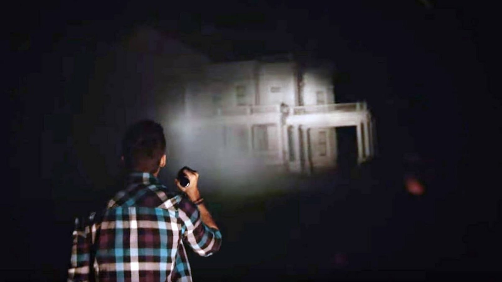Für Anhänger des Paranormalen können unheimliche Empfindungen in alten Gebäuden ein Hinweis auf umherirrende Geister sein. Doch eine neue Studie deutet auf eine viel profanere Erklärung hin.Imago/Everett Collection