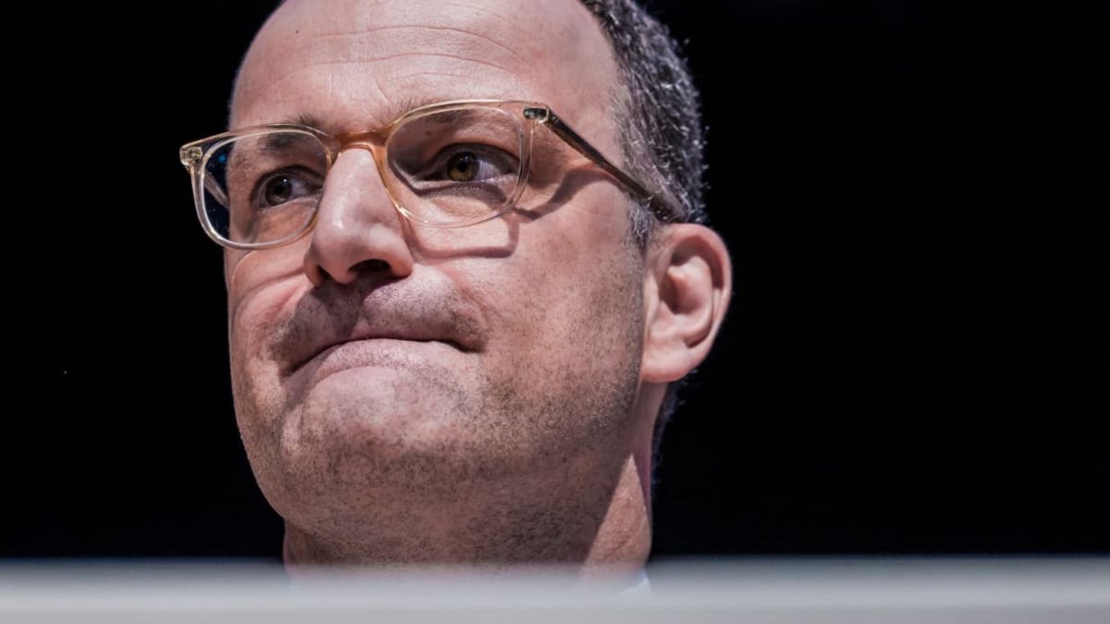 Jens Spahn (CDU) sitzt auf dem Bezirksparteitag der CDU Münsterland auf dem Podest.Lars Berg/dpa