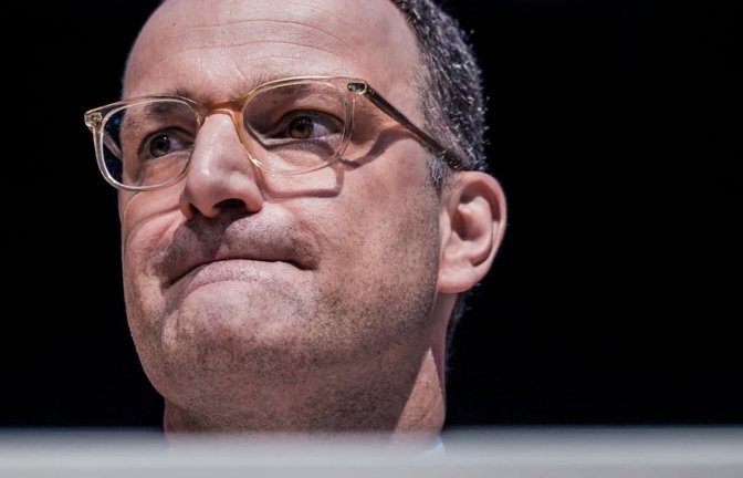 Jens Spahn (CDU) sitzt auf dem Bezirksparteitag der CDU Münsterland auf dem Podest.<span class='image-autor'>Lars Berg/dpa</span>