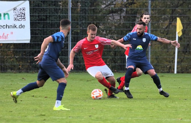 Felix Dieterich (Mitte) setzt sich gegen zwei Ludwigsburger durch. Der TSV Nussdorf muss in Unterzahl einen 1:3-Rückstand aufholen und erkämpft sich ein 3:3-Unentschieden. <span class='image-autor'>Foto: Küppers</span>