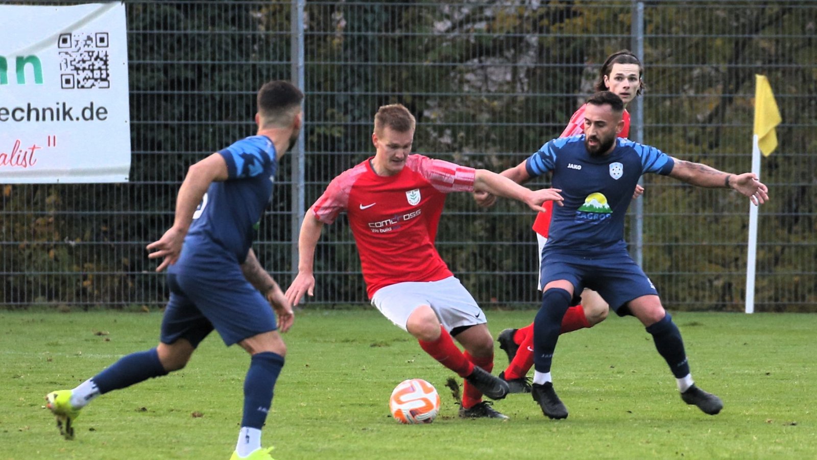 Felix Dieterich (Mitte) setzt sich gegen zwei Ludwigsburger durch. Der TSV Nussdorf muss in Unterzahl einen 1:3-Rückstand aufholen und erkämpft sich ein 3:3-Unentschieden. Foto: Küppers