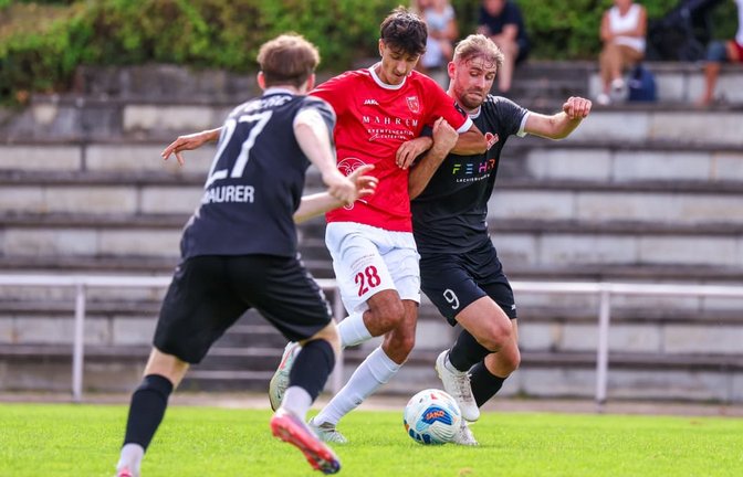 Fellbachs Innenverteidiger Luca Vullo (Mitte) machte ein starkes Spiel gegen den TSV Berg. Hier behauptet er sich gegen die beiden Gästetorjäger Markus Maurer (links) und Hannes Pöschl.<span class='image-autor'>Günter Schmid</span>