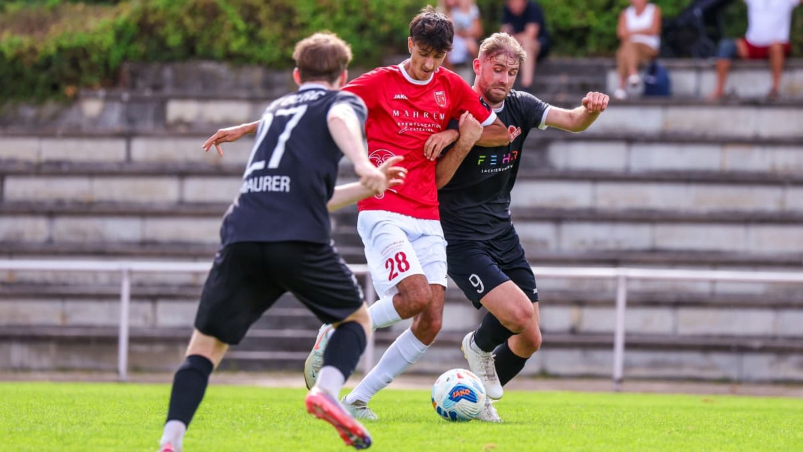 Fellbachs Innenverteidiger Luca Vullo (Mitte) machte ein starkes Spiel gegen den TSV Berg. Hier behauptet er sich gegen die beiden Gästetorjäger Markus Maurer (links) und Hannes Pöschl.Günter Schmid Fellbachs Innenverteidiger Luca Vullo (Mitte) machte ein starkes Spiel gegen den TSV Berg. Hier behauptet er sich gegen die beiden Gästetorjäger Markus Maurer (links) und Hannes Pöschl.Günter Schmid