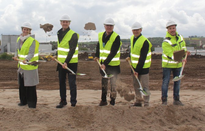 An den Spaten (von links): Vice President Nicoline Dechamps und Director Capital Deployment Hans Seckler von Prologis, Illingens Bürgermeister Armin Pioch, Ensinger-Geschäftsführer Frank Lehmann und Goldbeck-Bauleiter Juri Müller.  <span class='image-autor'>Fotos: Kauer</span>