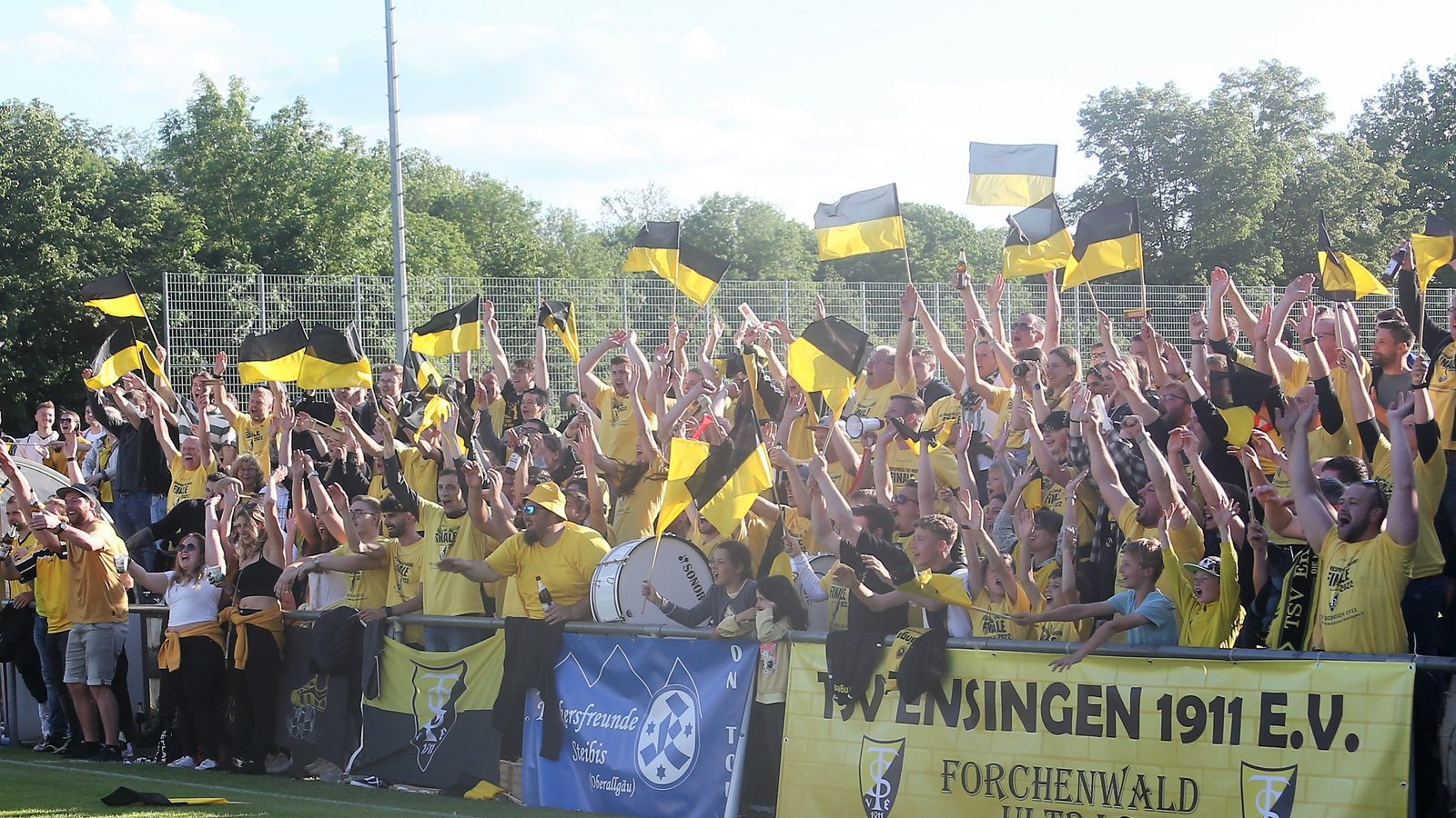 Für die Ensinger Fans ist das Pokalfinale ein Fest, auch wenn den Pokal schließlich der FSV 08 Bietigheim-Bissingen II bejubelt. Fotos: Küppers