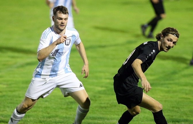 Justin Zelch (rechts) von der SGM Riexingen hat gegen Julian Lienerth vom VfB Vaihingen das bessere Ende für sich. <span class='image-autor'>Foto: Küppers</span>