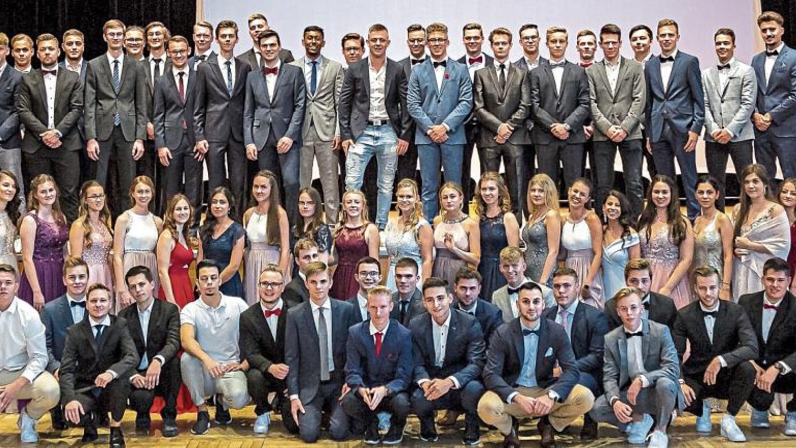 Alle Abiturienten des Beruflichen Schulzentrums Bietigheim-Bissingen. Foto: p Alle Abiturienten des Beruflichen Schulzentrums Bietigheim-Bissingen. Foto: p