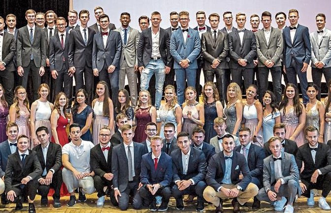 Alle Abiturienten des Beruflichen Schulzentrums Bietigheim-Bissingen. Foto: p