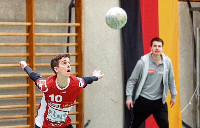 Gemeinsam den Ball fest im Blick: Co-Trainer Tobias Rommel gibt den Abwehrspielern wie Max Winkler Tipps, wie sie optimal stehen.   Foto: Küppers