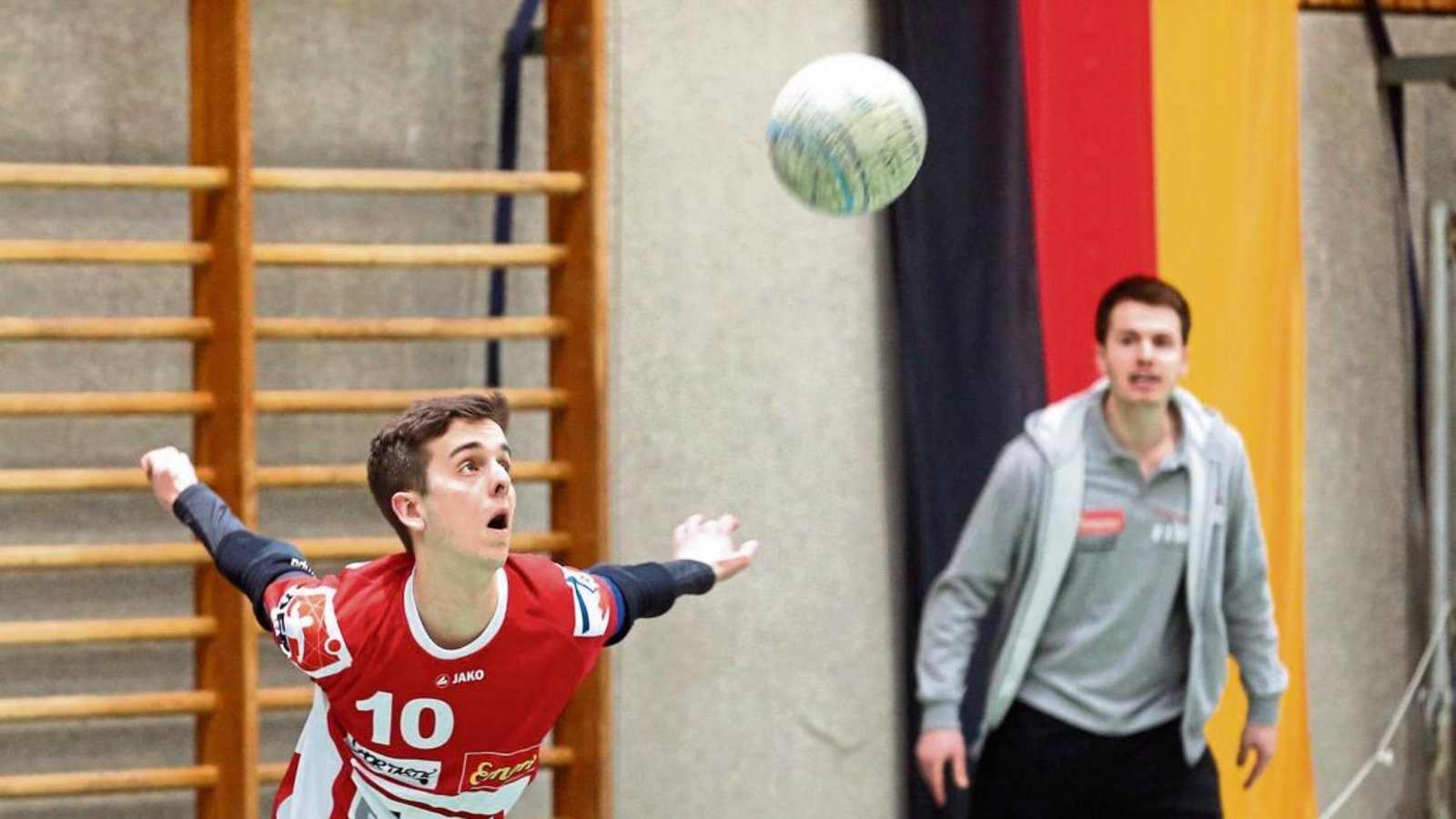 Gemeinsam den Ball fest im Blick: Co-Trainer Tobias Rommel gibt den Abwehrspielern wie Max Winkler Tipps, wie sie optimal stehen. Foto: Küppers Gemeinsam den Ball fest im Blick: Co-Trainer Tobias Rommel gibt den Abwehrspielern wie Max Winkler Tipps, wie sie optimal stehen. Foto: Küppers