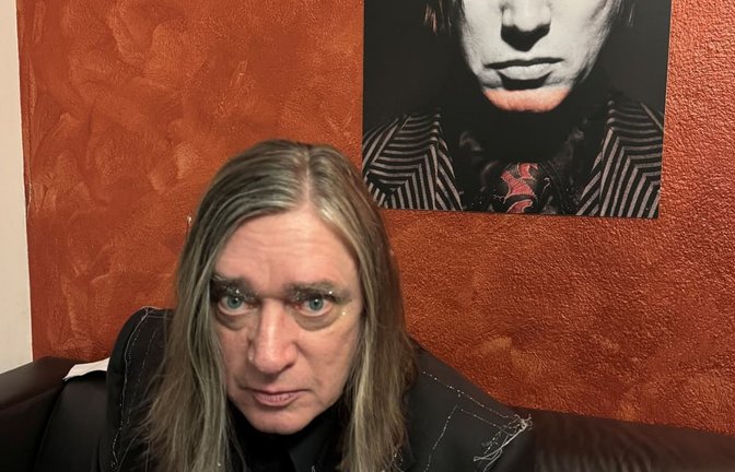 Jetzt und früher auf einem Bild: Performance-Künstler und Musiker Blixa Bargeld.<span class='image-autor'>Privat/Erin Bargeld</span>