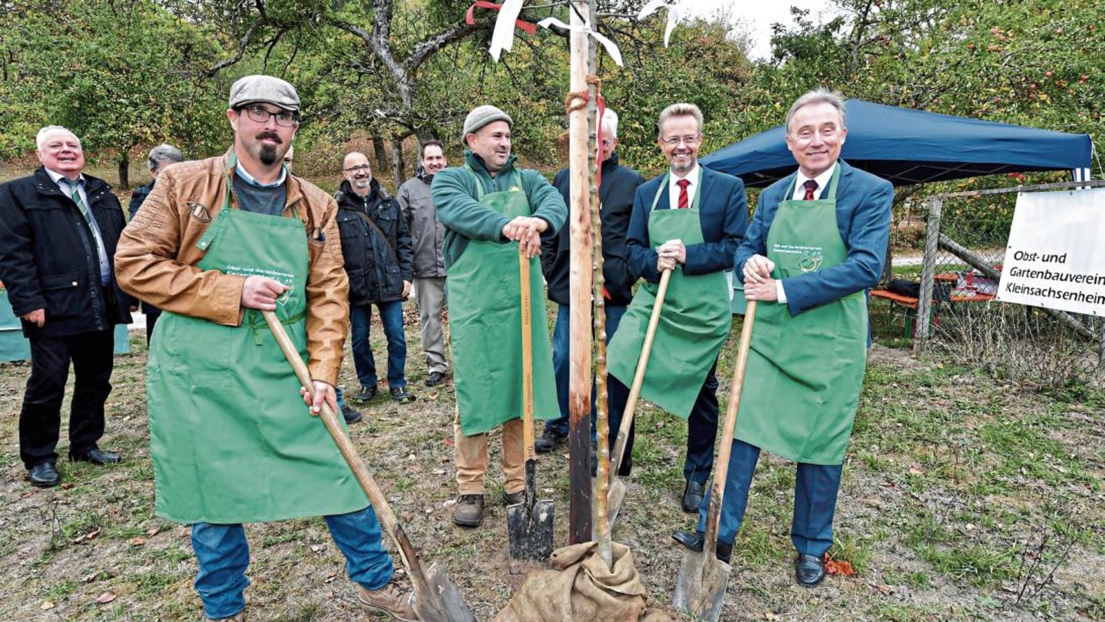 Kleinsachsenheims OGV-Vorsitzender Markus Braun, Projekt-Initiator Fabian Köstlin, KSK-Vorstandsvorsitzender Dr. Heinz-Werner Schulte und Landrat Dr. Rainer Haas (in grünen Schürzen von links) bei der symbolischen Baumpflanzung zum Projektstart im Kirbachtal. Fotos: Kalb Kleinsachsenheims OGV-Vorsitzender Markus Braun, Projekt-Initiator Fabian Köstlin, KSK-Vorstandsvorsitzender Dr. Heinz-Werner Schulte und Landrat Dr. Rainer Haas (in grünen Schürzen von links) bei der symbolischen Baumpflanzung zum Projektstart im Kirbachtal. Fotos: Kalb