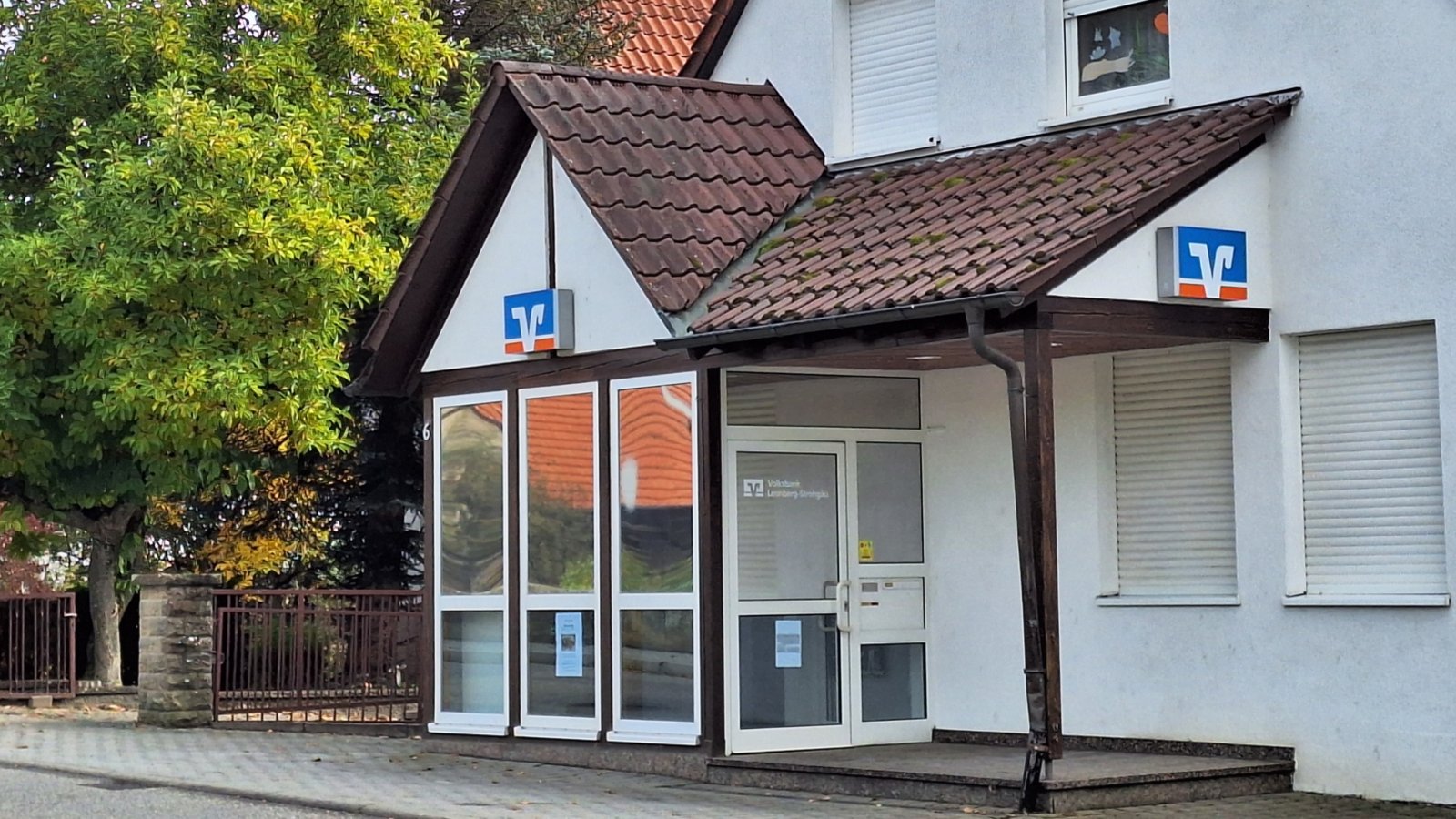 Ihre Tage sind offensichtlich gezählt: die „Beratungsgeschäftsstelle Eberdingen“ der Volksbank Leonberg-Strohgäu.  Foto: Kauer