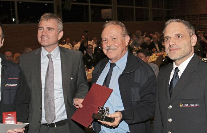 Ehrenmitgliedschaft in der Freiwilligen Feuerwehr Sachsenheim für Werner Enchelmaier (Zweiter von rechts), Landesehrung für 25 Jahre Einsatzdienst für Heiko Fleck (links), Kommandant Philipp Rousta (rechts) und Bürgermeister Holger Albrich.  Fotos: Rücker