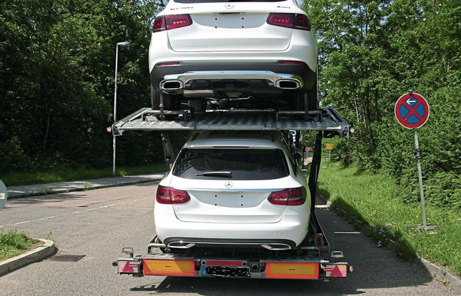 Viele Fahrer der Autotransporter scheren sich nicht um die Verbotsschilder. Foto: Bruckner