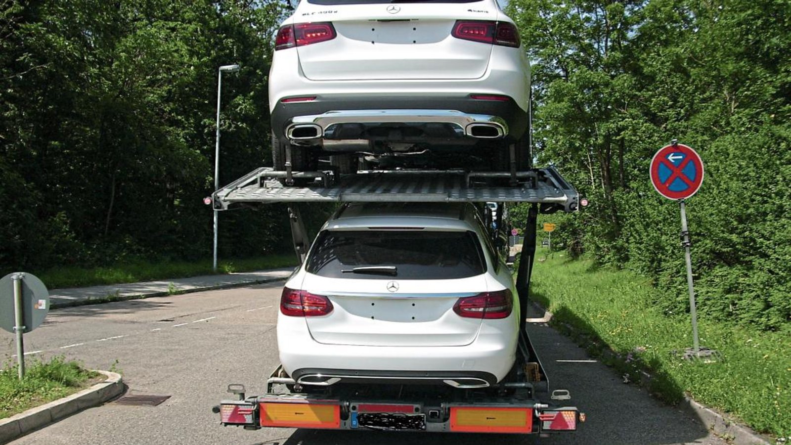 Viele Fahrer der Autotransporter scheren sich nicht um die Verbotsschilder. Foto: Bruckner Viele Fahrer der Autotransporter scheren sich nicht um die Verbotsschilder. Foto: Bruckner