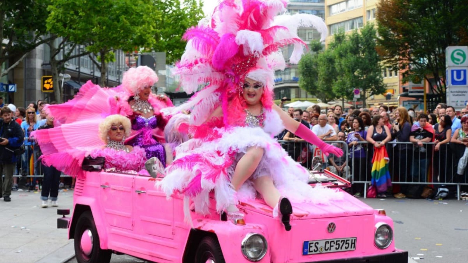 Auch in diesem Jahr soll der Christopher Street Day (CSD, hier im Jahr 2014) laut und schrill sein. Genauso wichtig wird die Kundgebung für die Rechte der LGBTQ+-Community. Auch eine Selbsthilfegruppe von queeren Aslybewerbern läuft mit.www.7aktuell.de |