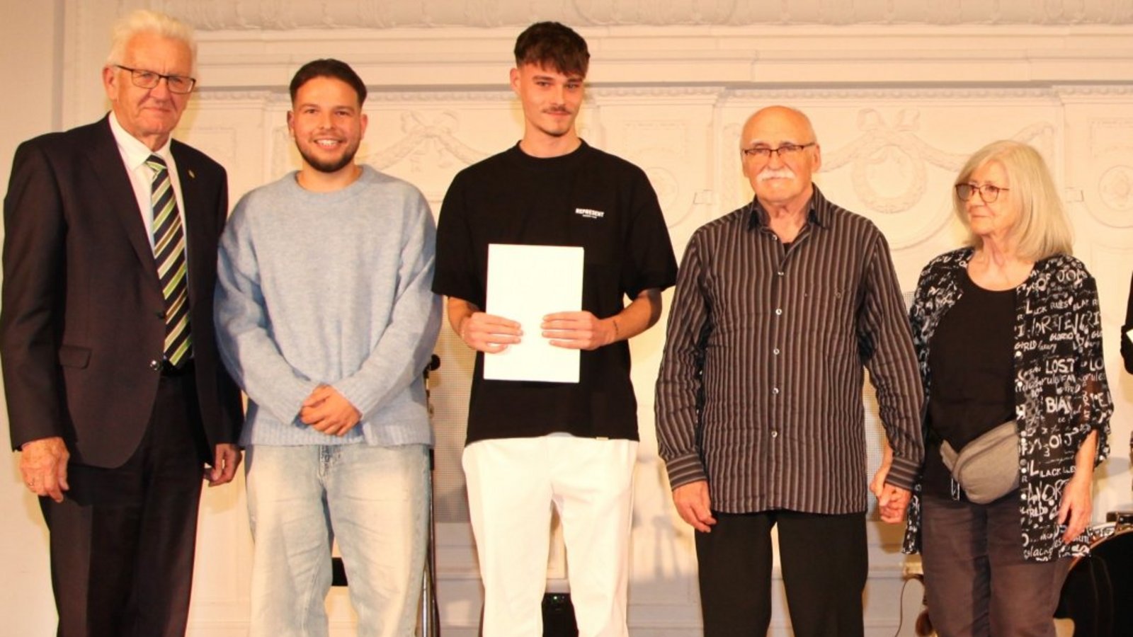 Ministerpräsident Winfried Kretschmann zeichnet die Preisträger aus: Mit dabei sind Tim Greif (Zweiter von links) und Jan Bräuninger (Dritter von links) vom Duo timundjani.  Foto: p