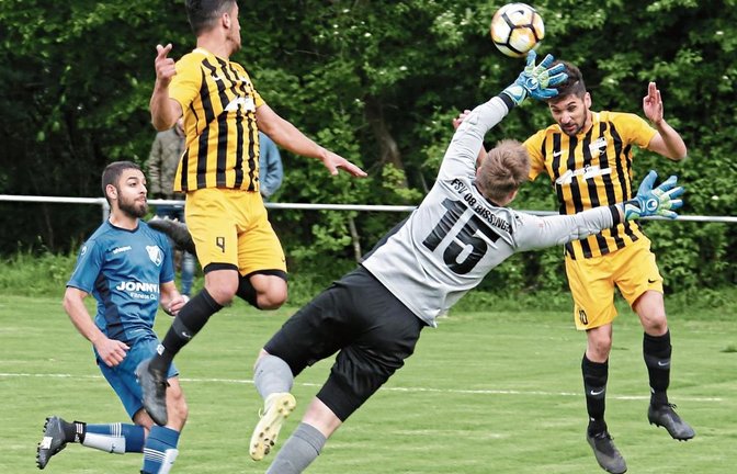 Cihat Aytac (rechts) köpft den Ball an 08-Torwart Niklas Laufenberg vorbei zur 2:0-Führung für den SV Riet in die Maschen. Foto: Küppers