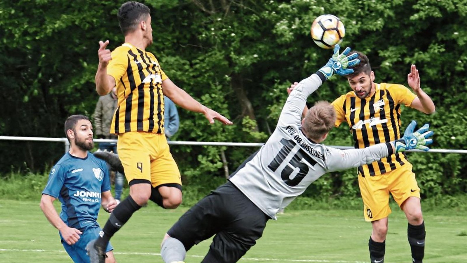 Cihat Aytac (rechts) köpft den Ball an 08-Torwart Niklas Laufenberg vorbei zur 2:0-Führung für den SV Riet in die Maschen. Foto: Küppers