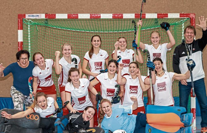 Strahlende Bietigheimer Hockeymeisterinnen (stehend, von links): Teammanagerin Manuela Meissner, Lena Klösel, Sina Schönamsgruber, Jana Fili, Sabrina Rummel, Ines Wanner und Chefcoach Thomas Dauner, (knieend): Nina Traxler, Luisa Knapp, Theresa Lindenberger, Melanie Rummel und Melanie Senghaas sowie quer vor ihren Mitspielern liegend die Torhüterinnen Lina Rönsch und Laura Hegen. Foto: Pangerl