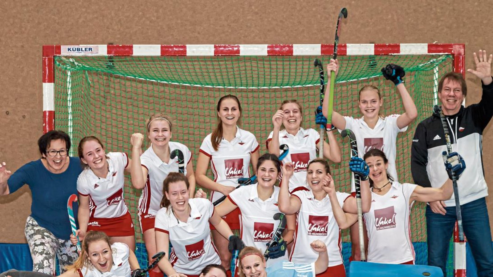 Strahlende Bietigheimer Hockeymeisterinnen (stehend, von links): Teammanagerin Manuela Meissner, Lena Klösel, Sina Schönamsgruber, Jana Fili, Sabrina Rummel, Ines Wanner und Chefcoach Thomas Dauner, (knieend): Nina Traxler, Luisa Knapp, Theresa Lindenberger, Melanie Rummel und Melanie Senghaas sowie quer vor ihren Mitspielern liegend die Torhüterinnen Lina Rönsch und Laura Hegen. Foto: Pangerl Strahlende Bietigheimer Hockeymeisterinnen (stehend, von links): Teammanagerin Manuela Meissner, Lena Klösel, Sina Schönamsgruber, Jana Fili, Sabrina Rummel, Ines Wanner und Chefcoach Thomas Dauner, (knieend): Nina Traxler, Luisa Knapp, Theresa Lindenberger, Melanie Rummel und Melanie Senghaas sowie quer vor ihren Mitspielern liegend die Torhüterinnen Lina Rönsch und Laura Hegen. Foto: Pangerl