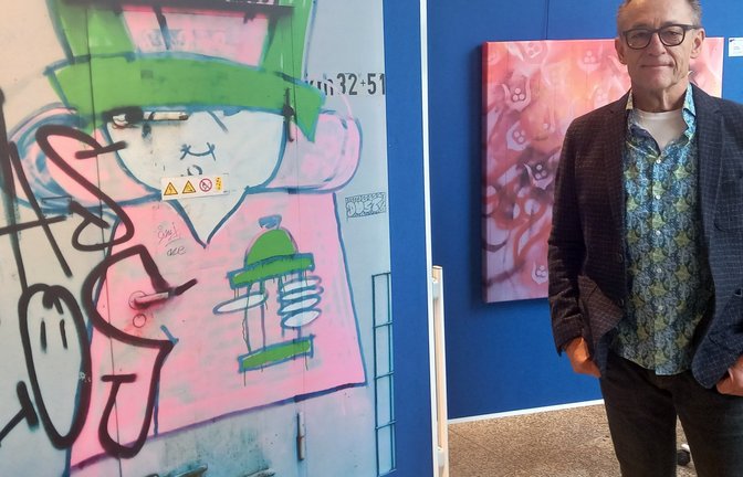 Johann Haydl zeigt sein Lieblings-Graffiti an einem Trafohäuschen im Sersheimer Forst. <span class='image-autor'>Foto: Glemser</span>