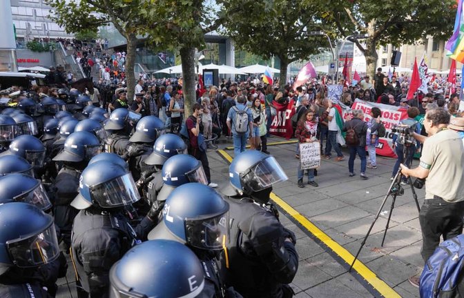 Als Sevim Dağdelen reden möchte, kommt es zu einer Rangelei, die Polizei muss eingreifen.<span class='image-autor'>Andreas Rosar</span>
