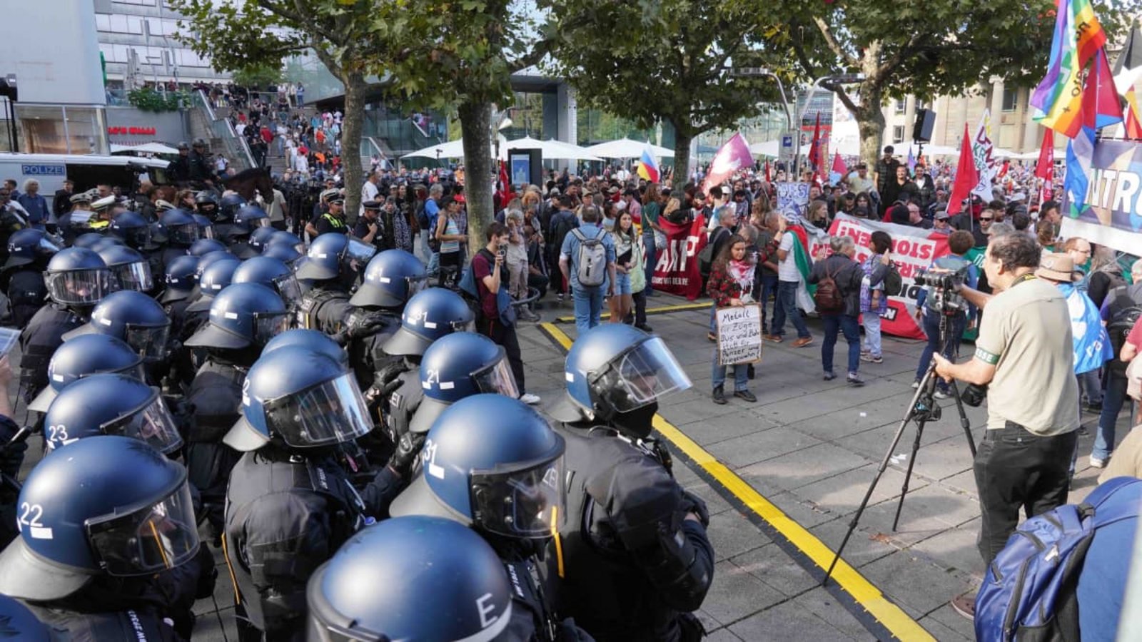 Als Sevim Dağdelen reden möchte, kommt es zu einer Rangelei, die Polizei muss eingreifen.Andreas Rosar
