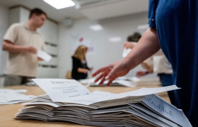 Wahlhelfer zählen in einem Wahllokal, das in einer Grundschule untergebracht ist, die Stimmzettel für die Kommunalwahl in Niedersachsen.<span class='image-autor'>Hauke-Christian Dittrich/dpa</span>