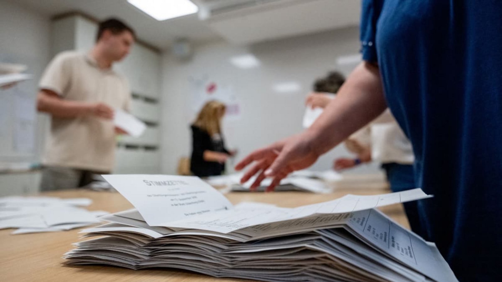 Wahlhelfer zählen in einem Wahllokal, das in einer Grundschule untergebracht ist, die Stimmzettel für die Kommunalwahl in Niedersachsen.Hauke-Christian Dittrich/dpa Wahlhelfer zählen in einem Wahllokal, das in einer Grundschule untergebracht ist, die Stimmzettel für die Kommunalwahl in Niedersachsen.Hauke-Christian Dittrich/dpa