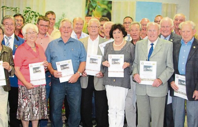 Zum runden Geburtstag gab es eine Menge an Ehrungen beim OGV Oberriexingen; Zweiter von links Volker Godel, der Vorsitzende des Kreisverbandes.  Fotos: Gergen