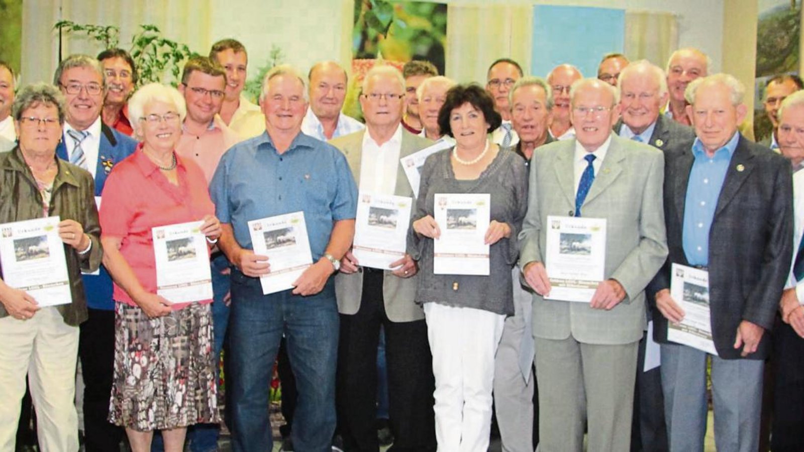Zum runden Geburtstag gab es eine Menge an Ehrungen beim OGV Oberriexingen; Zweiter von links Volker Godel, der Vorsitzende des Kreisverbandes. Fotos: Gergen Zum runden Geburtstag gab es eine Menge an Ehrungen beim OGV Oberriexingen; Zweiter von links Volker Godel, der Vorsitzende des Kreisverbandes. Fotos: Gergen