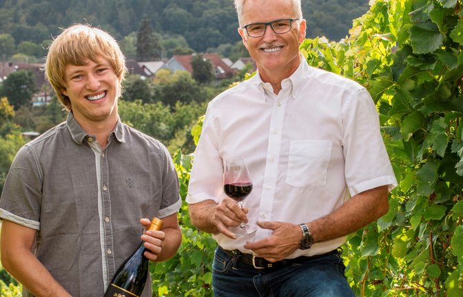 Einer der besten Rotweine Deutschlands kommt vom Weingut Kurt und Dietmar Ott aus Hohenhaslach. Mit dem 2018 Cabernet Dorsa On the Top vom Hohenhaslacher Kirchberg erreichte die Wengerterfamilie Ott beim renommierten Deutschen Rotweinpreis 2022 von Vinum den 3. Platz (Kategorie: Deutscher Nachwuchs). Dazu fand am letzten Oktoberwochenende die feierliche Preisverleihung mit Überreichung von Urkunde und Pokal in Bad Neuenahr-Ahrweiler statt. Zusätzlich wird die hervorragende Qualität der Weine durch weitere Auszeichnungen bestätigt: So erhielt das Weingut Ott beispielsweise im Falstaff Weinguide 2023 sehr gute Bewertungen für seine Weine und auch bei der Landesweinprämierung konnten zahlreiche Goldmedaillen erzielt werden. In der Wengerterfamilie ist die Freude angesichts dieser Erfolge groß: „Wir fühlen uns in unserem stetigen Streben nach höchster Qualität bestätigt und sehen diese positiven Erwähnungen als großes Lob und weiteren Ansporn für die Zukunft!“ Unser Bild zeigt Dietmar und Benjamin Ott. <span class='image-autor'>Foto: Bleeser</span>