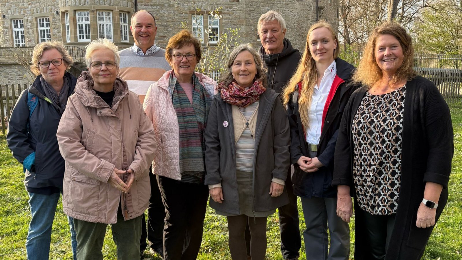 Paten und weitere Beteiligte des Projekts „Wohnen für Hilfe“ (von links): Regina Kuphal, Brigitte Ataman, Patrick Schneider, Gerda Tauber, Martha Albinger, Dieter Beurer, Miriam Wehner und Daniela Schneider. Foto: p Paten und weitere Beteiligte des Projekts „Wohnen für Hilfe“ (von links): Regina Kuphal, Brigitte Ataman, Patrick Schneider, Gerda Tauber, Martha Albinger, Dieter Beurer, Miriam Wehner und Daniela Schneider. Foto: p