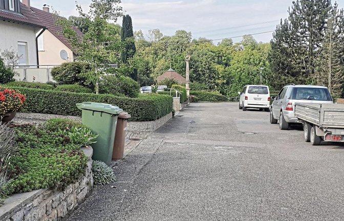 Die Weilerstraße in Oberriexingen ist wie ihre benachbarten Verkehrsweg stark in die Jahre gekommen und soll erneuert werden. Foto: mig