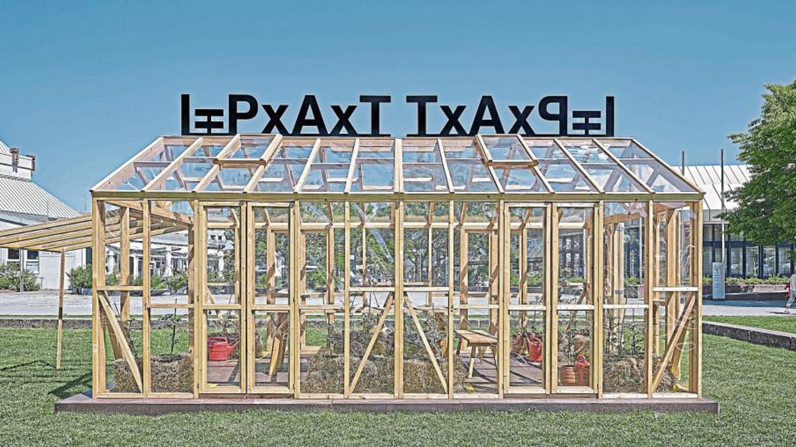 Die IPAT-Formel von Liam Gillick auf dem Gewächshaus des Projekts „A Fair Land Pforzheim“ auf dem Waisenhausplatz. Foto: Kirschler Die IPAT-Formel von Liam Gillick auf dem Gewächshaus des Projekts „A Fair Land Pforzheim“ auf dem Waisenhausplatz. Foto: Kirschler