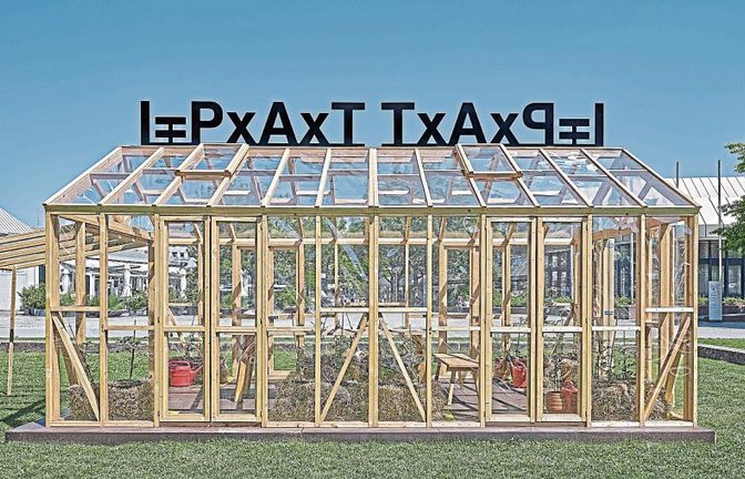 Die IPAT-Formel von Liam Gillick auf dem Gewächshaus des Projekts „A Fair Land Pforzheim“ auf dem Waisenhausplatz.  Foto: Kirschler