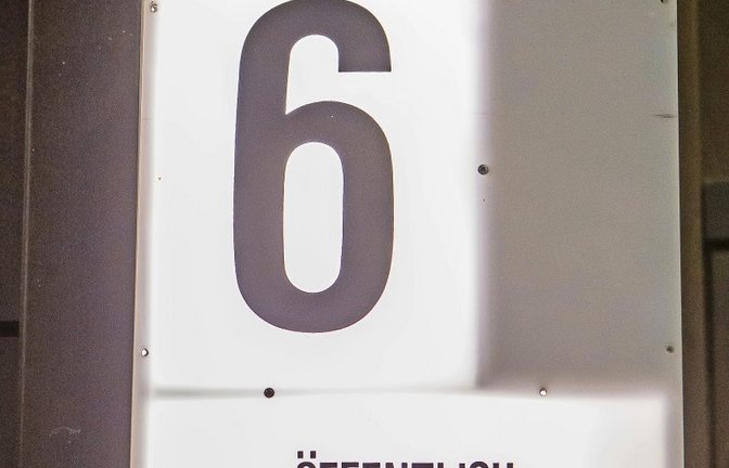 Im Laufe des dritten Prozesstages wechselte das Leuchtschild am Saal auch auf „Nichtöffentlich“.  <span class='image-autor'>Foto: Bürkle</span>